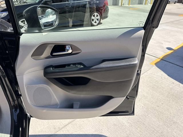 Used 2023 Chrysler Pacifica Touring-L image 13