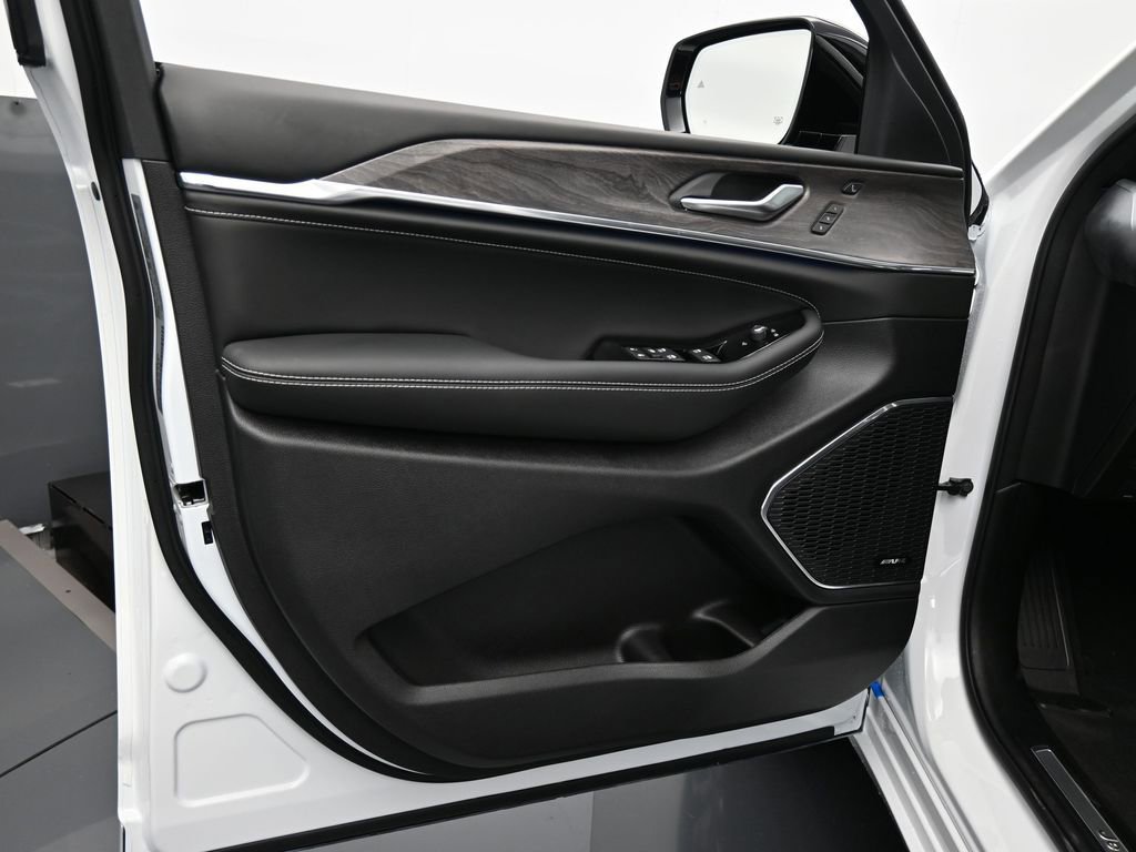 Used 2024 Jeep Grand Cherokee Overland w/ Luxury Tech Group IV image 38