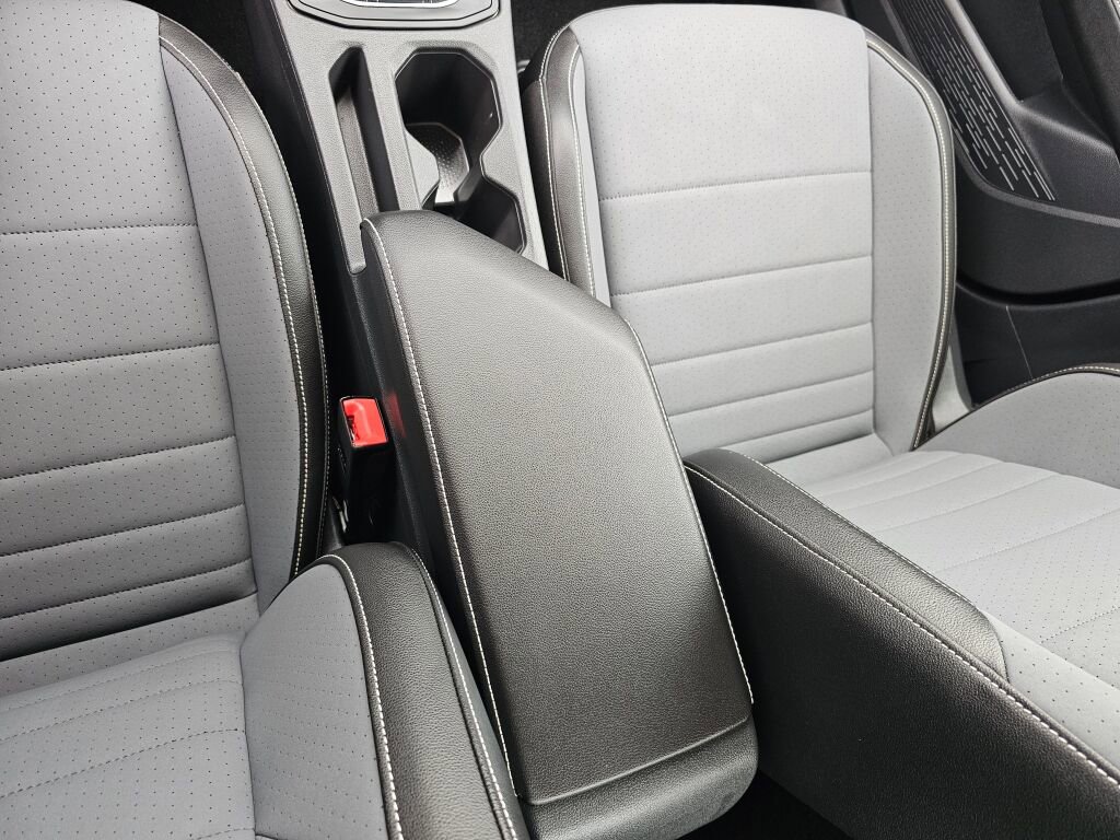 Certified 2025 Volkswagen Jetta SE w/ Sunroof Package image 23