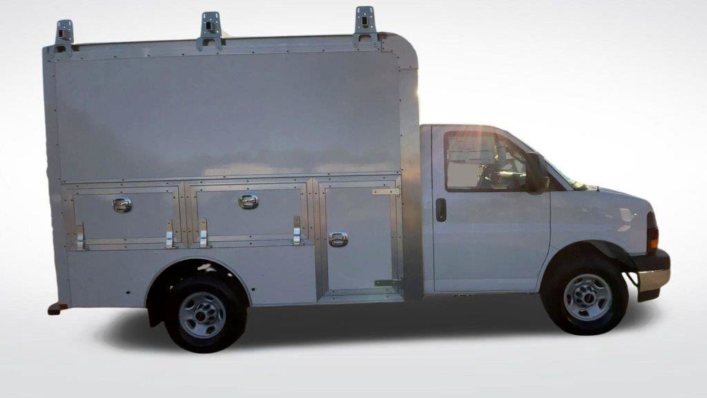 New 2025 GMC Savana 3500 w/ Power Convenience Package RWD image 2