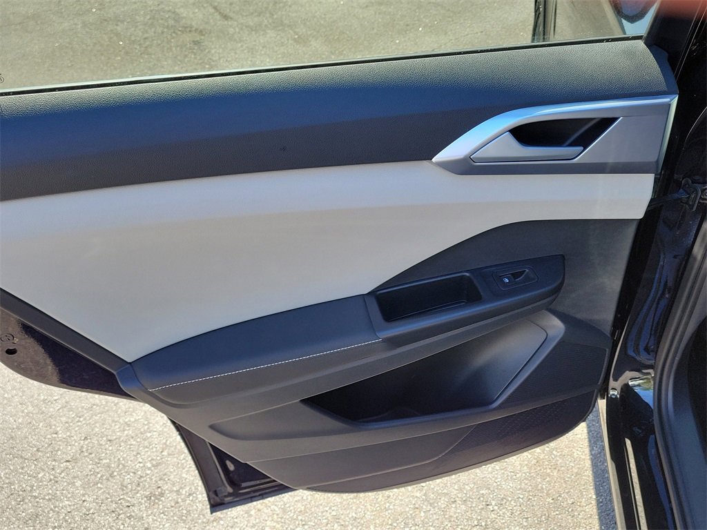 Certified 2025 Volkswagen Taos SE image 8