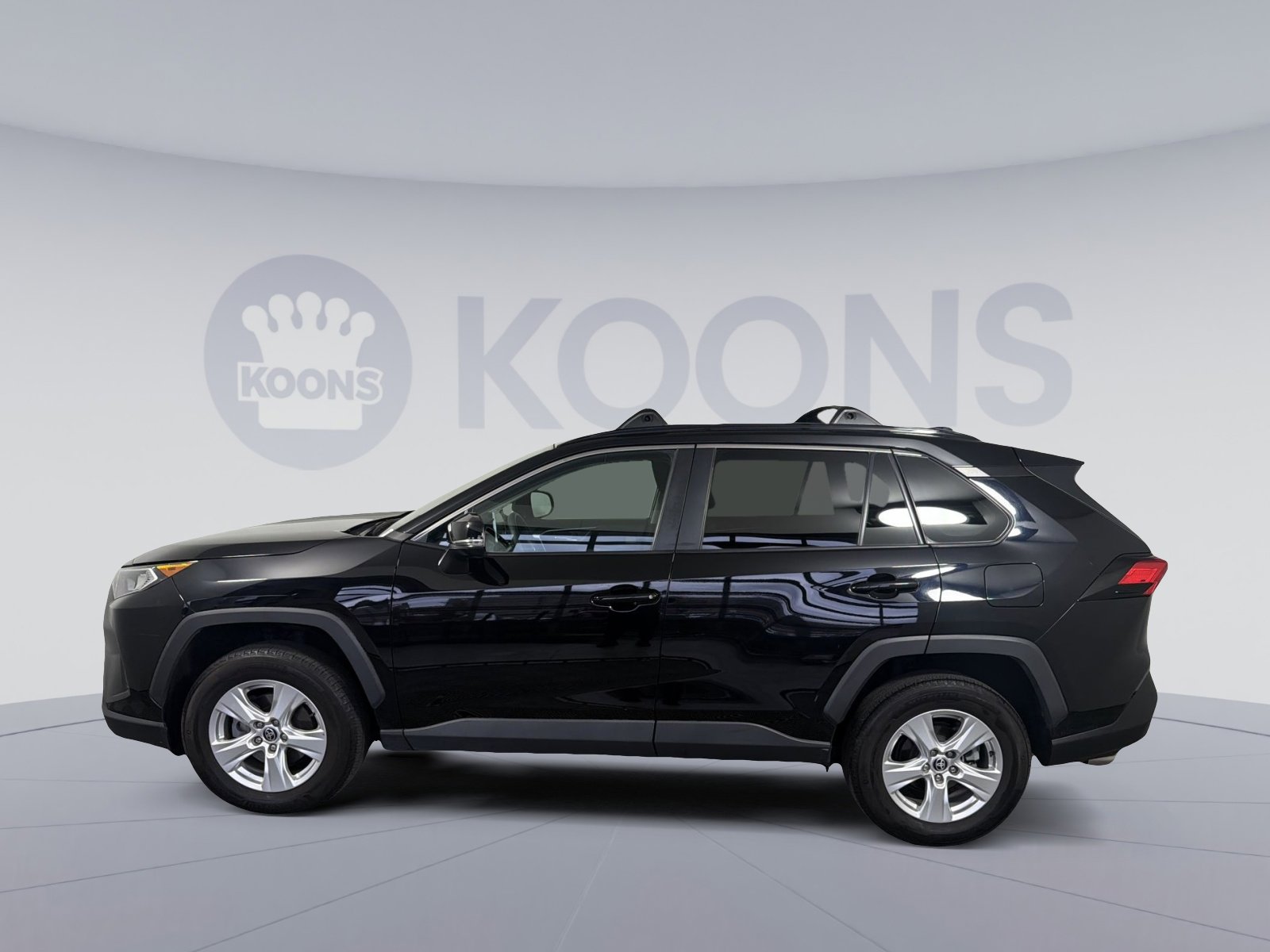 Used 2021 Toyota RAV4 XLE w/ Convenience Package image 2