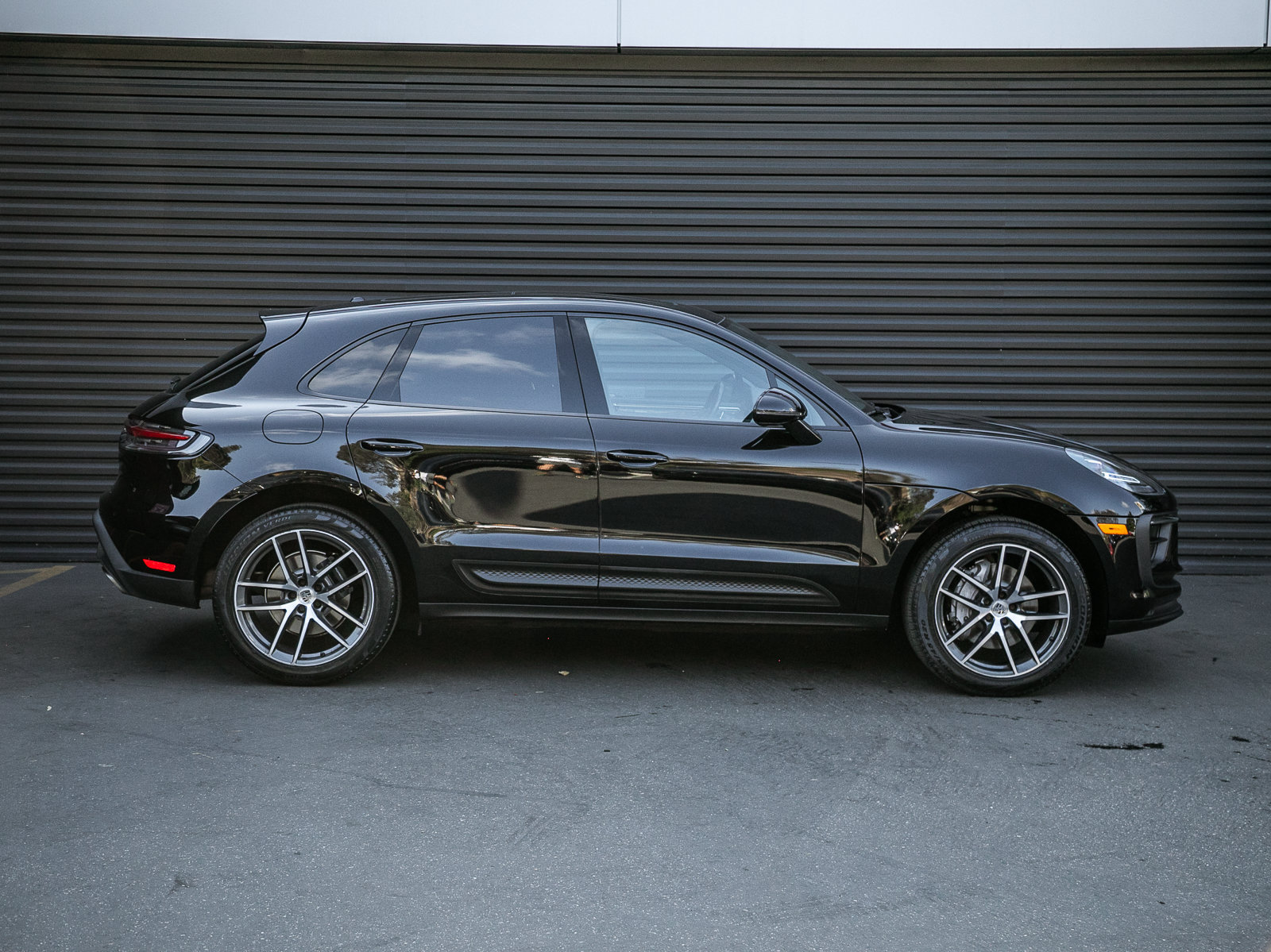 Certified 2023 Porsche Macan AWD/4WD image 8
