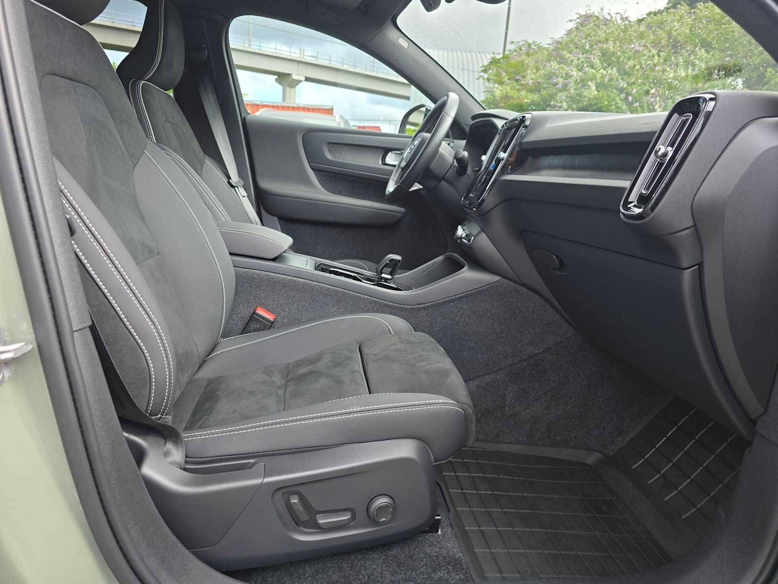 Certified 2023 Volvo C40 P8 Recharge Ultimate w/ Protection Package Premier AWD/4WD image 11