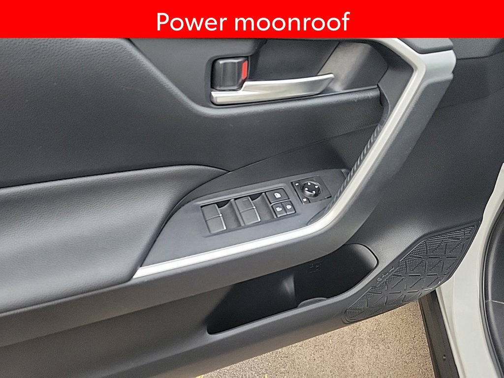 Used 2019 Toyota RAV4 XLE Premium FWD image 8