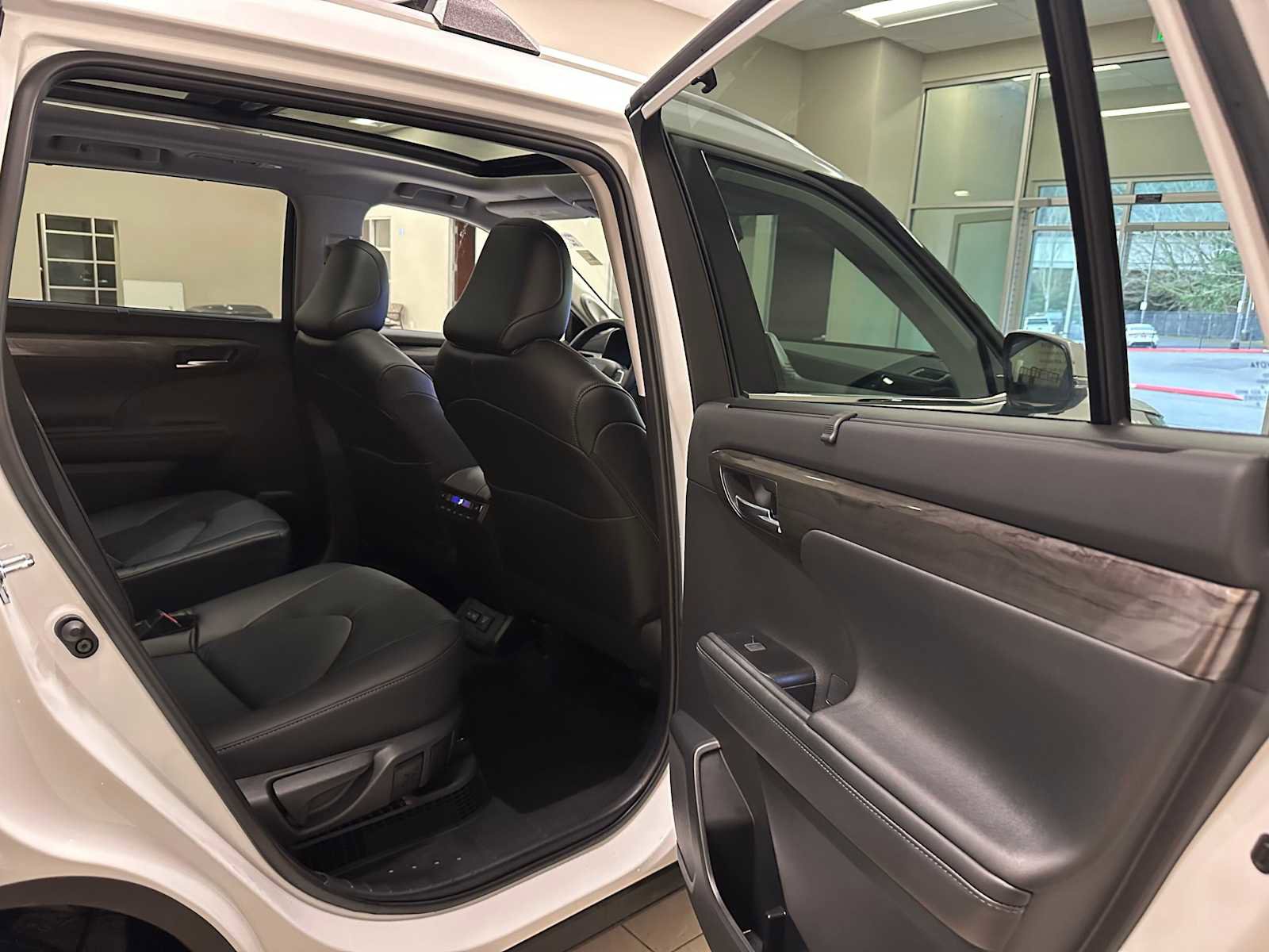 Certified 2025 Toyota Highlander Platinum image 27