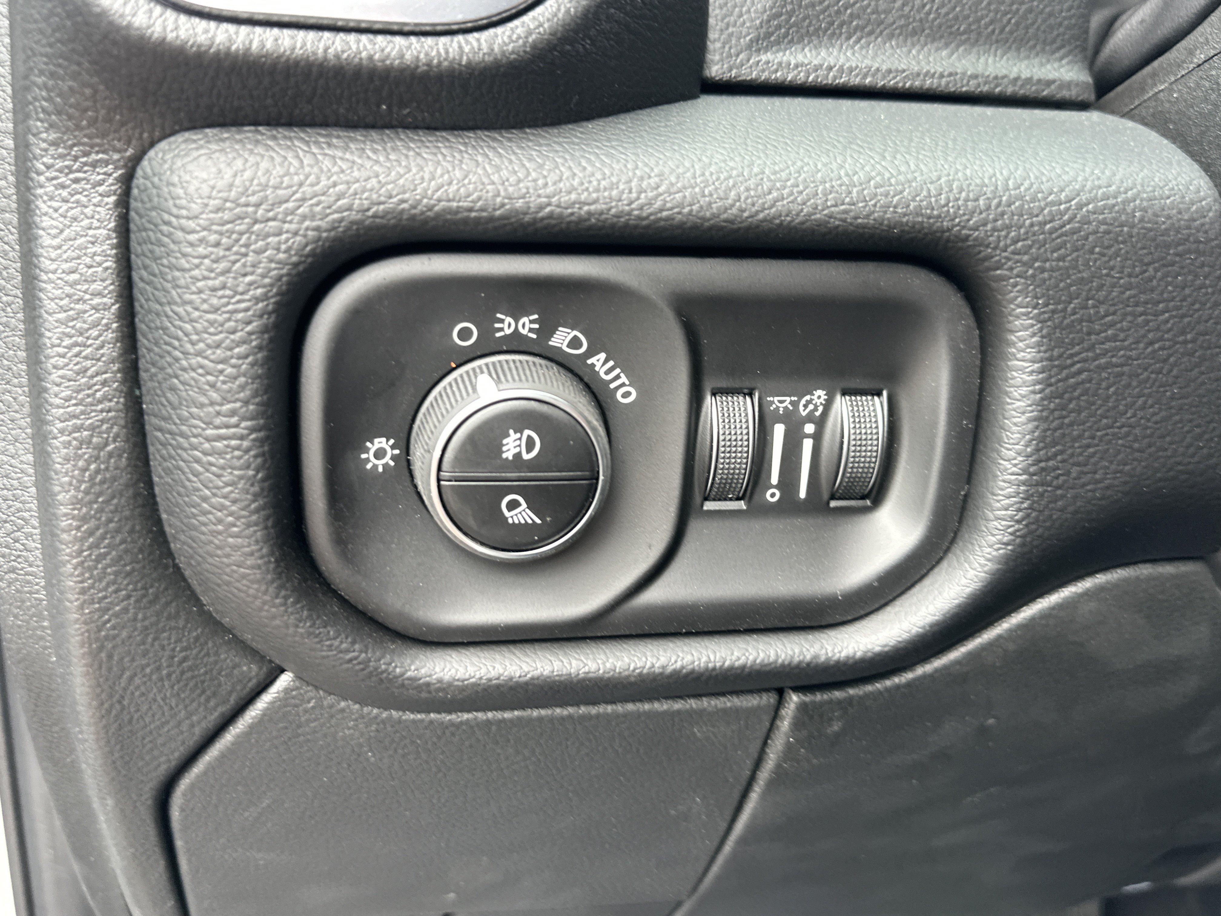 New 2026 RAM 2500 Laramie AWD/4WD image 14