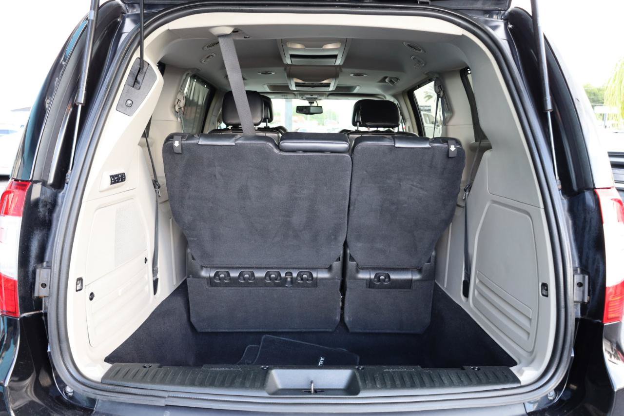 Used 2015 Chrysler Town & Country Limited Platinum FWD image 18