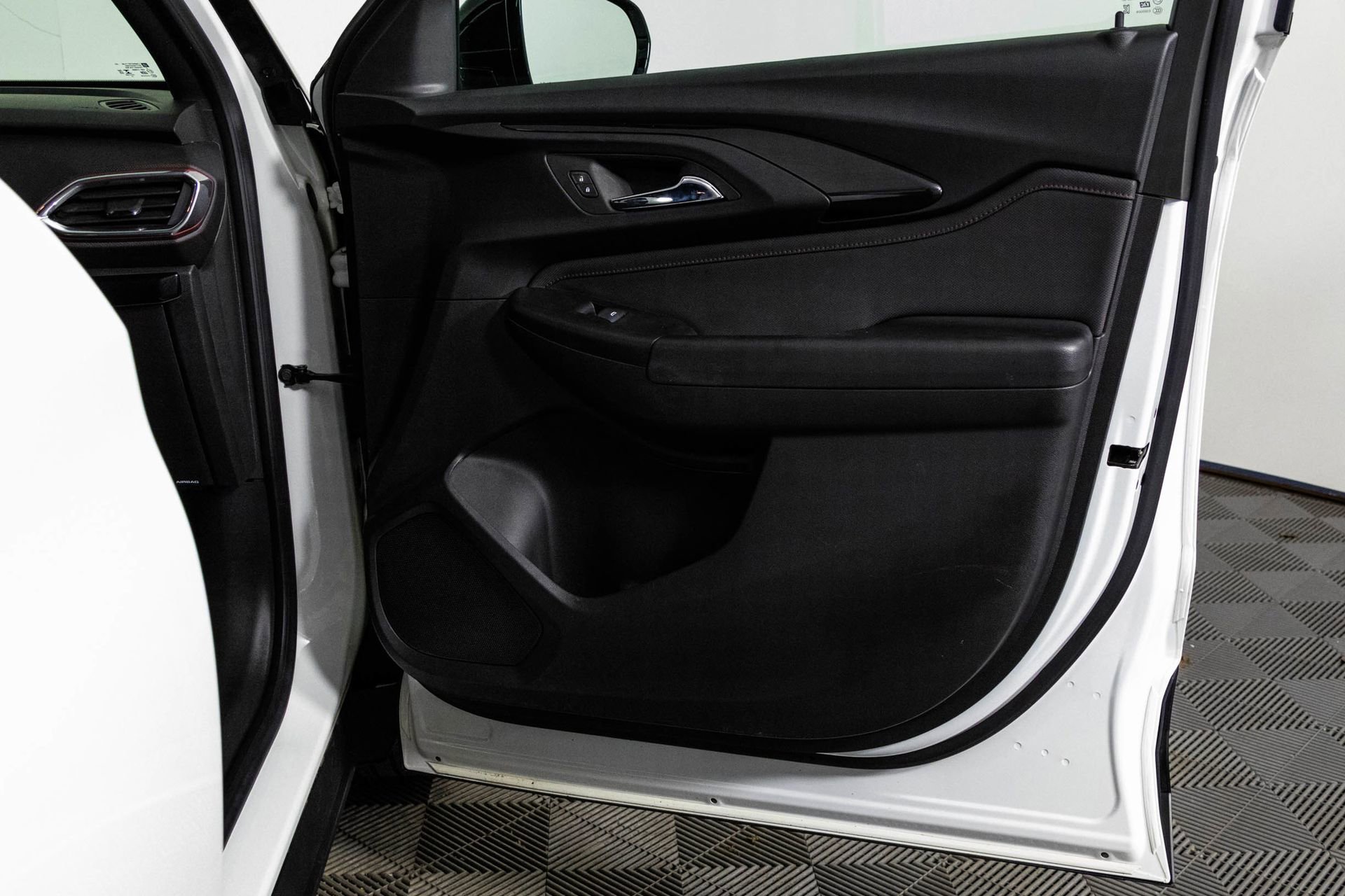 Used 2023 Chevrolet TrailBlazer RS w/ Convenience Package image 40