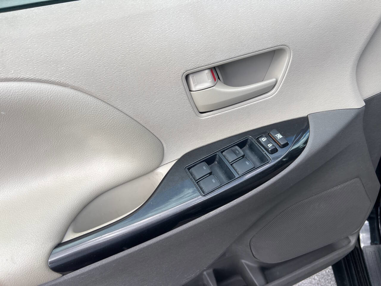 Used 2013 Toyota Sienna LE w/ Towing Pkg image 11