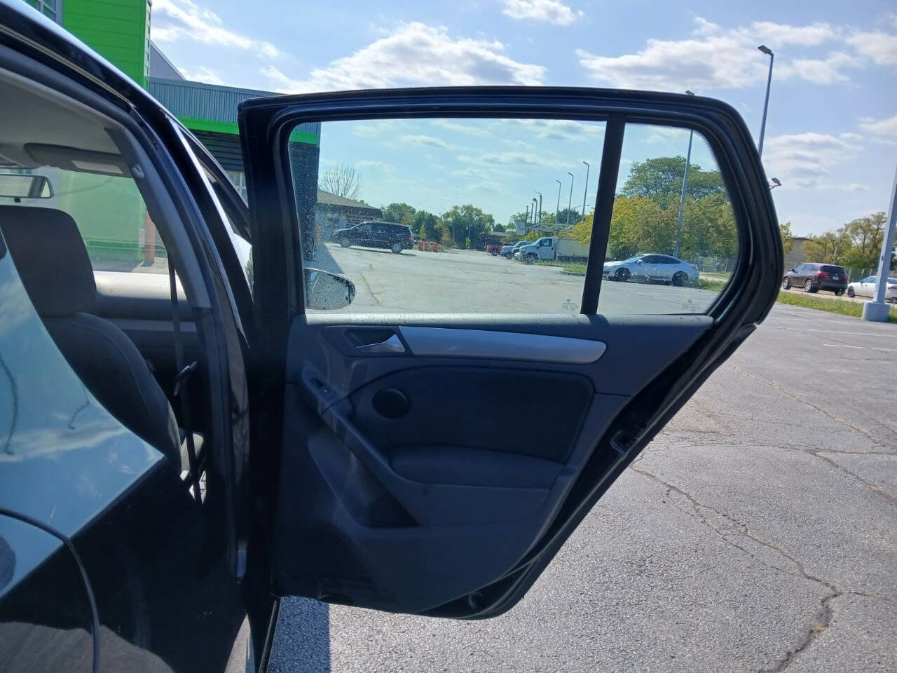 Used 2010 Volkswagen Golf 4-Door image 16