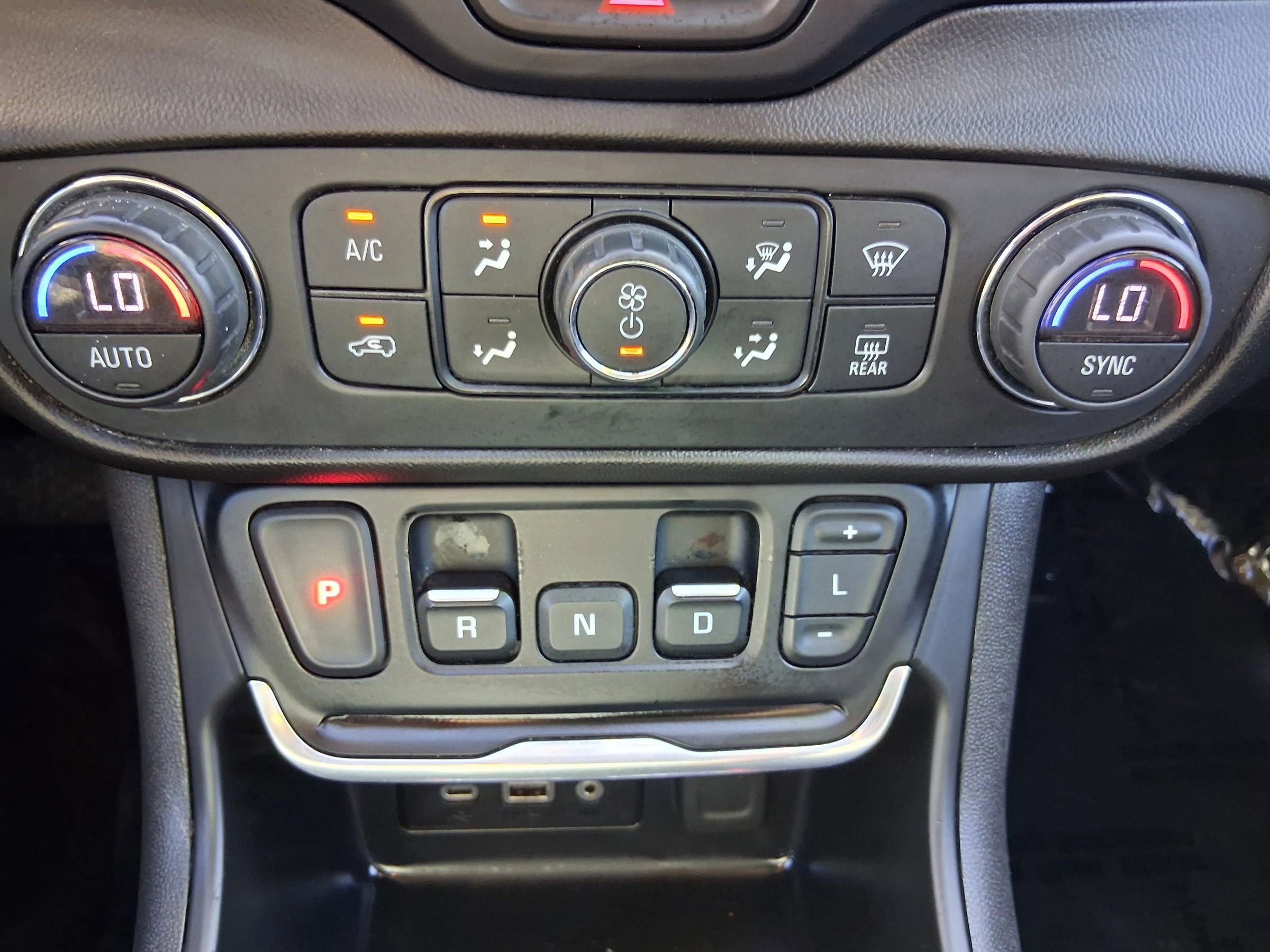 Used 2021 GMC Terrain SLT image 23