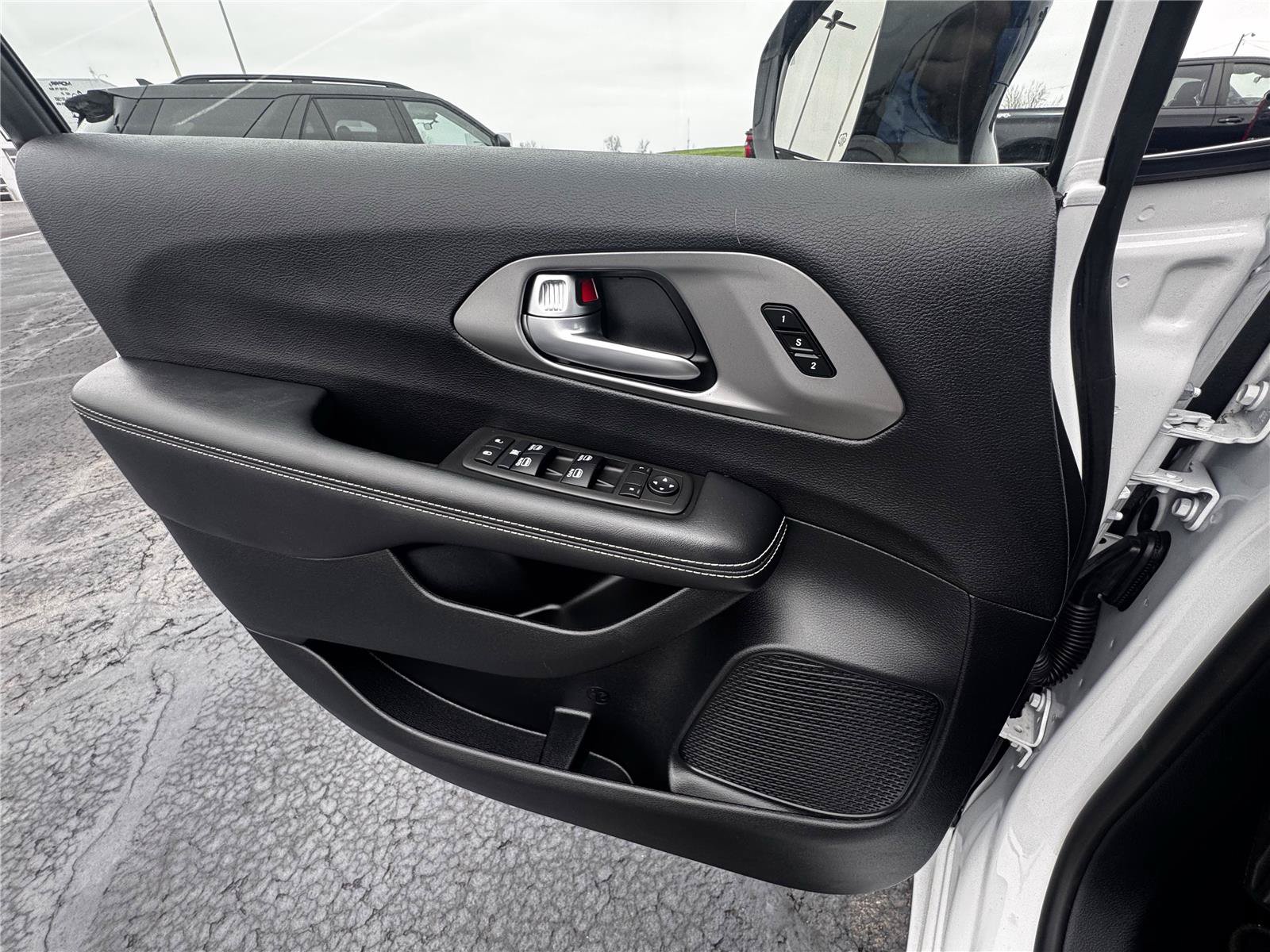 Used 2025 Chrysler Pacifica Select FWD image 14