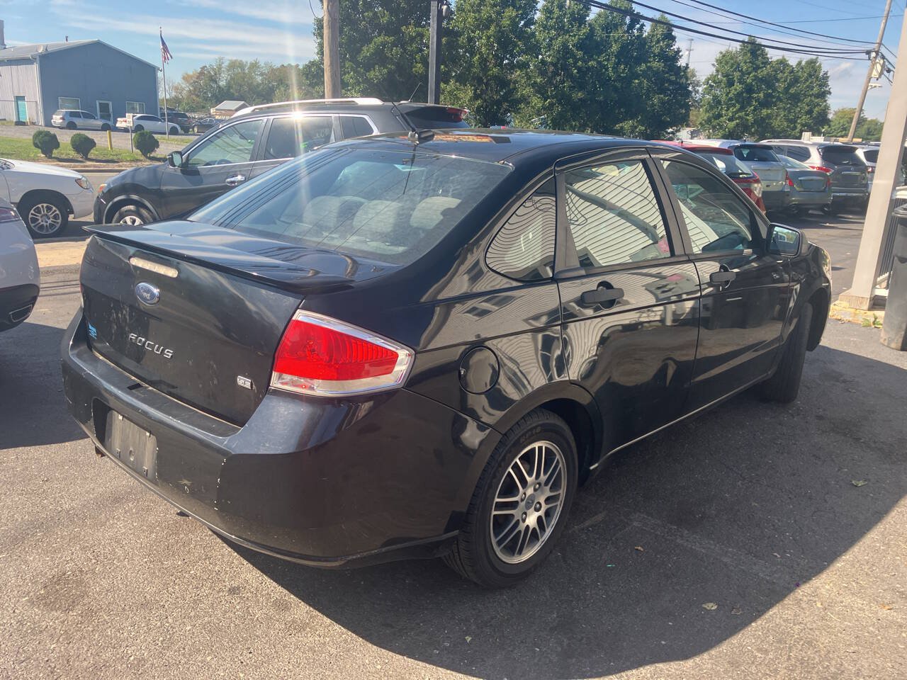 Used 2010 Ford Focus SE FWD image 3