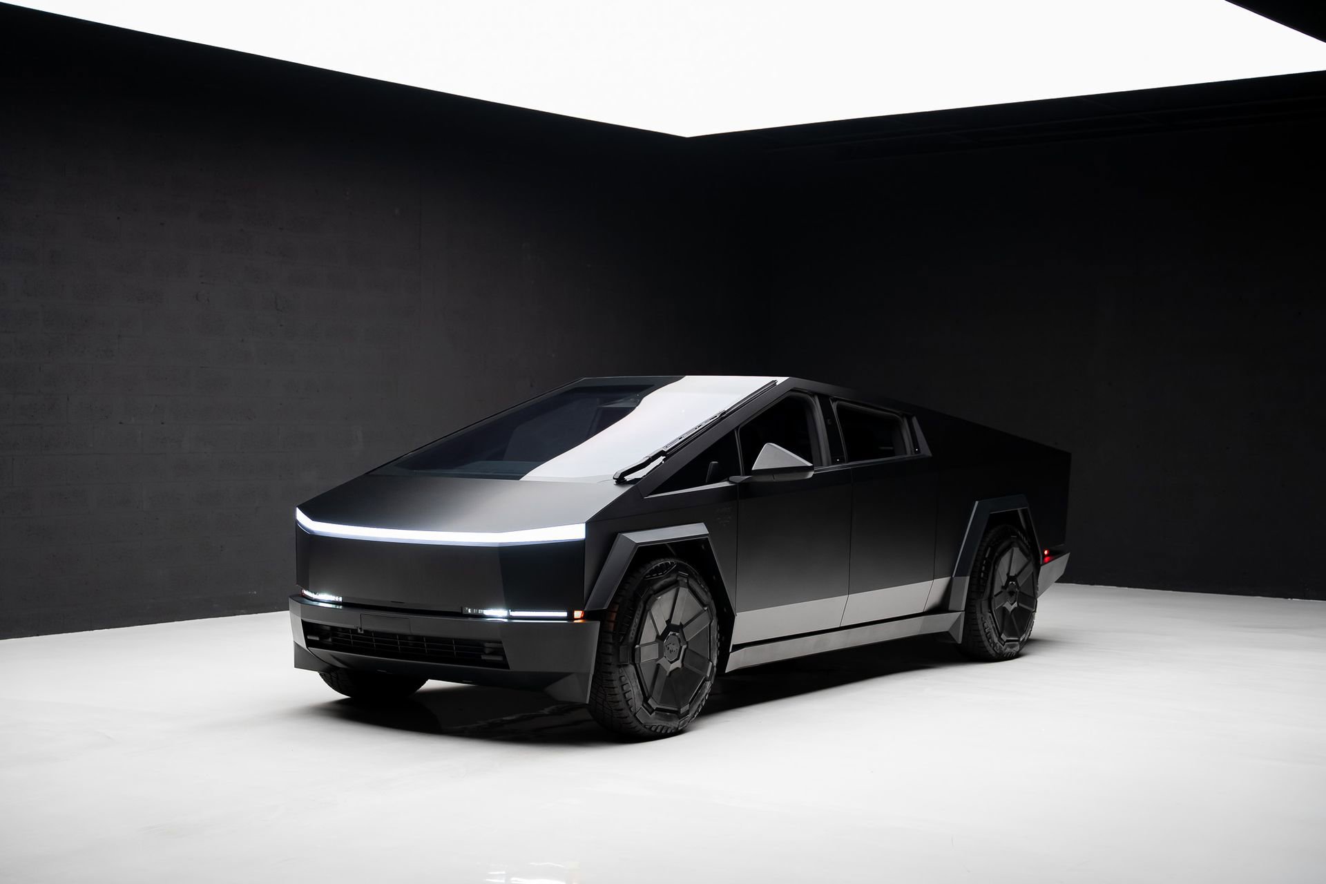 Used 2024 Tesla Cybertruck Cyberbeast AWD/4WD image 4