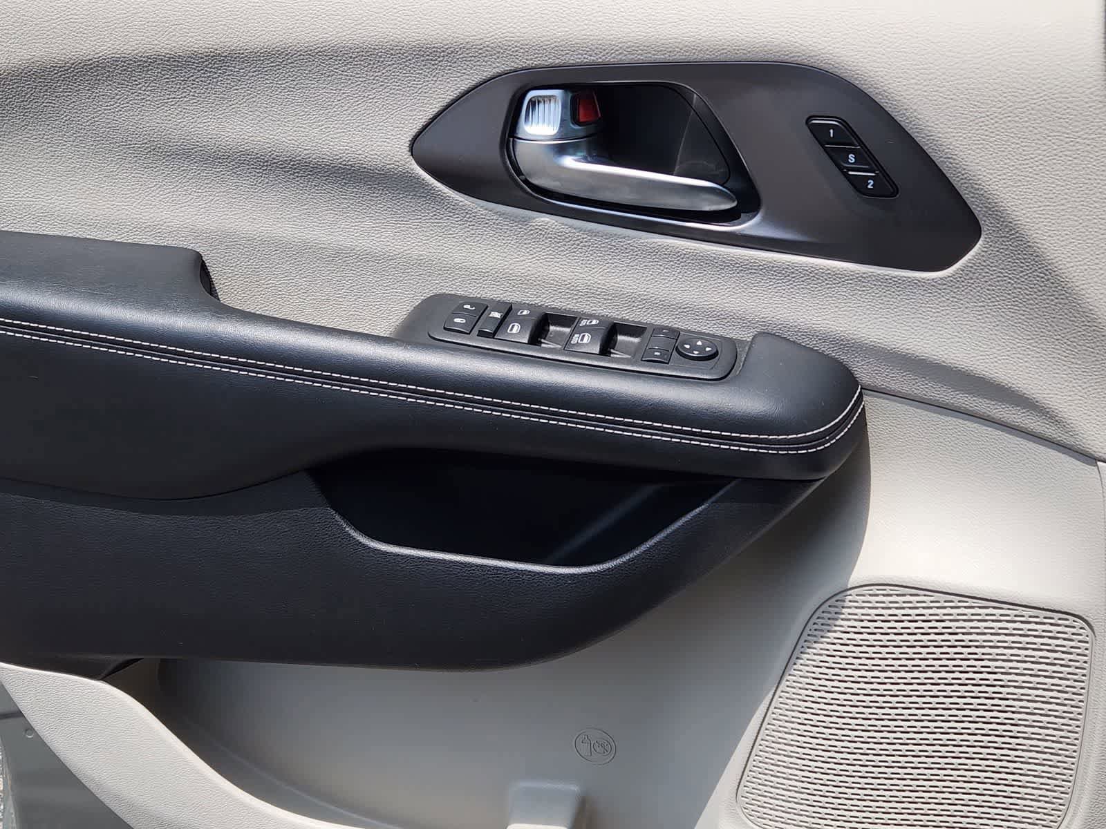 Used 2022 Chrysler Pacifica Touring-L FWD image 22