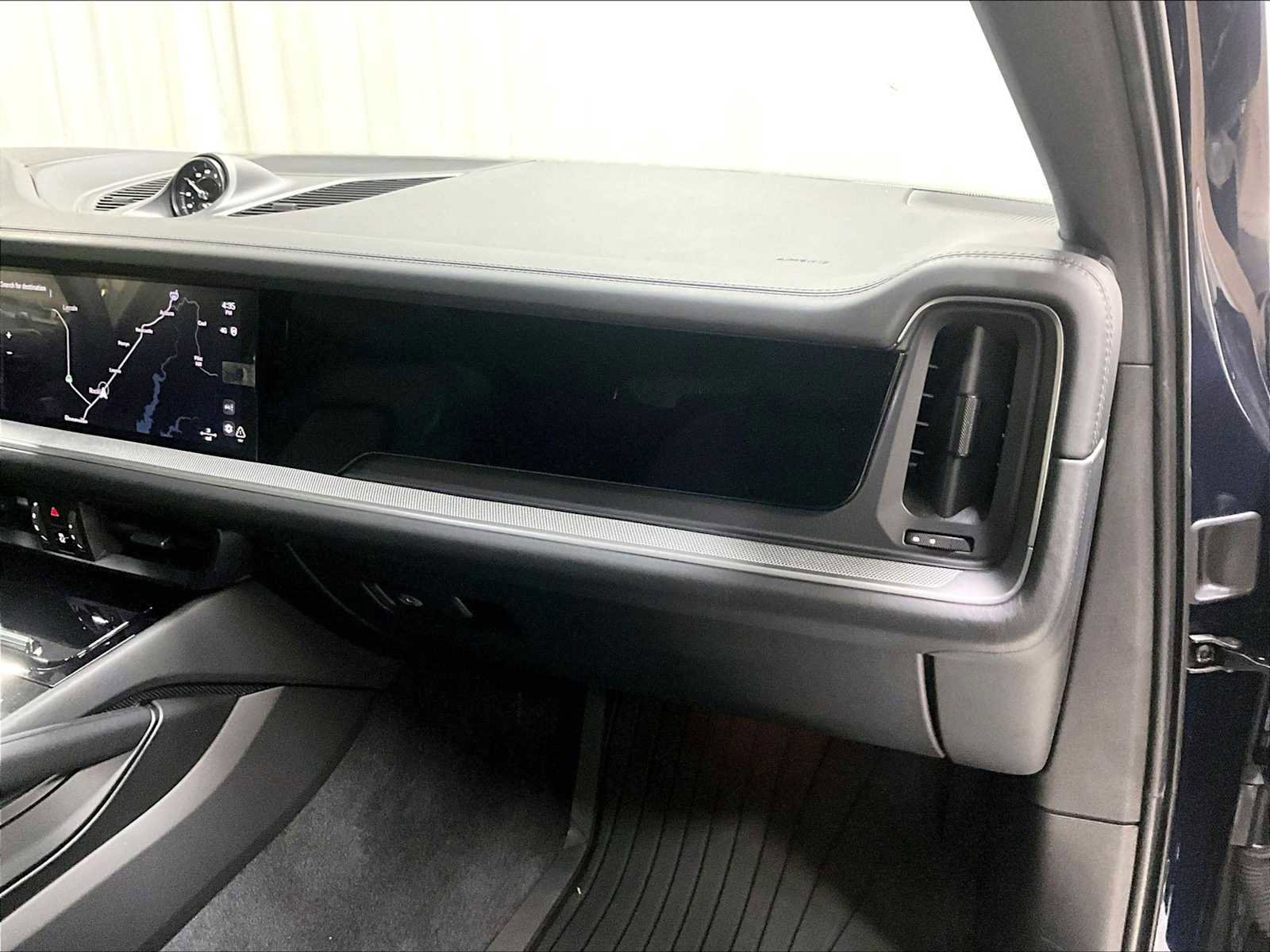 Used 2025 Porsche Cayenne Coupe image 28