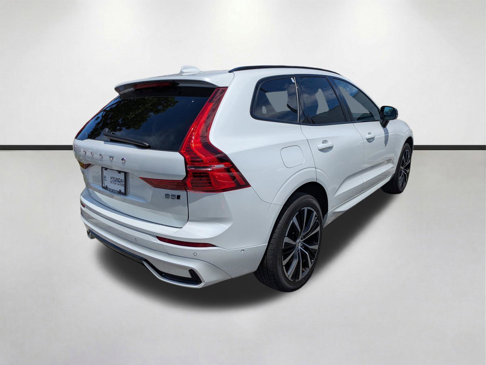 Used 2024 Volvo XC60 B5 Plus AWD/4WD image 4