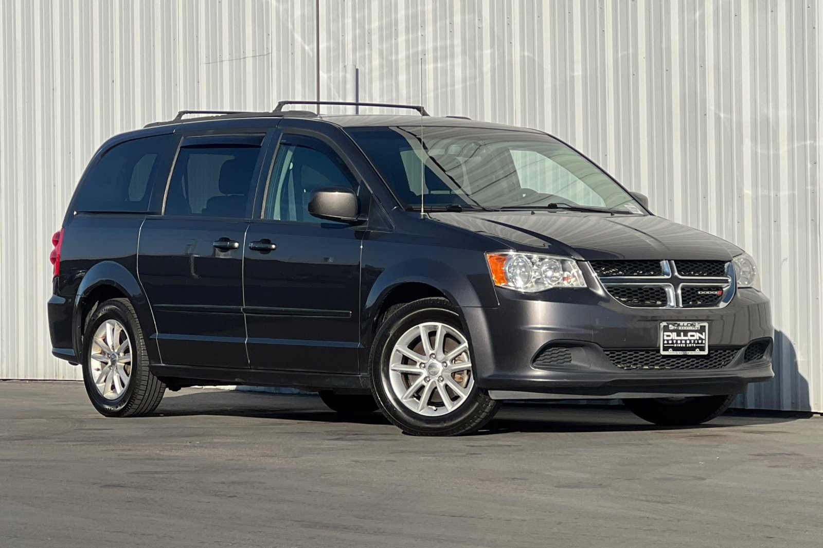 Used 2016 Dodge Grand Caravan SXT w/ UConnect Hands-Free Group FWD image 2