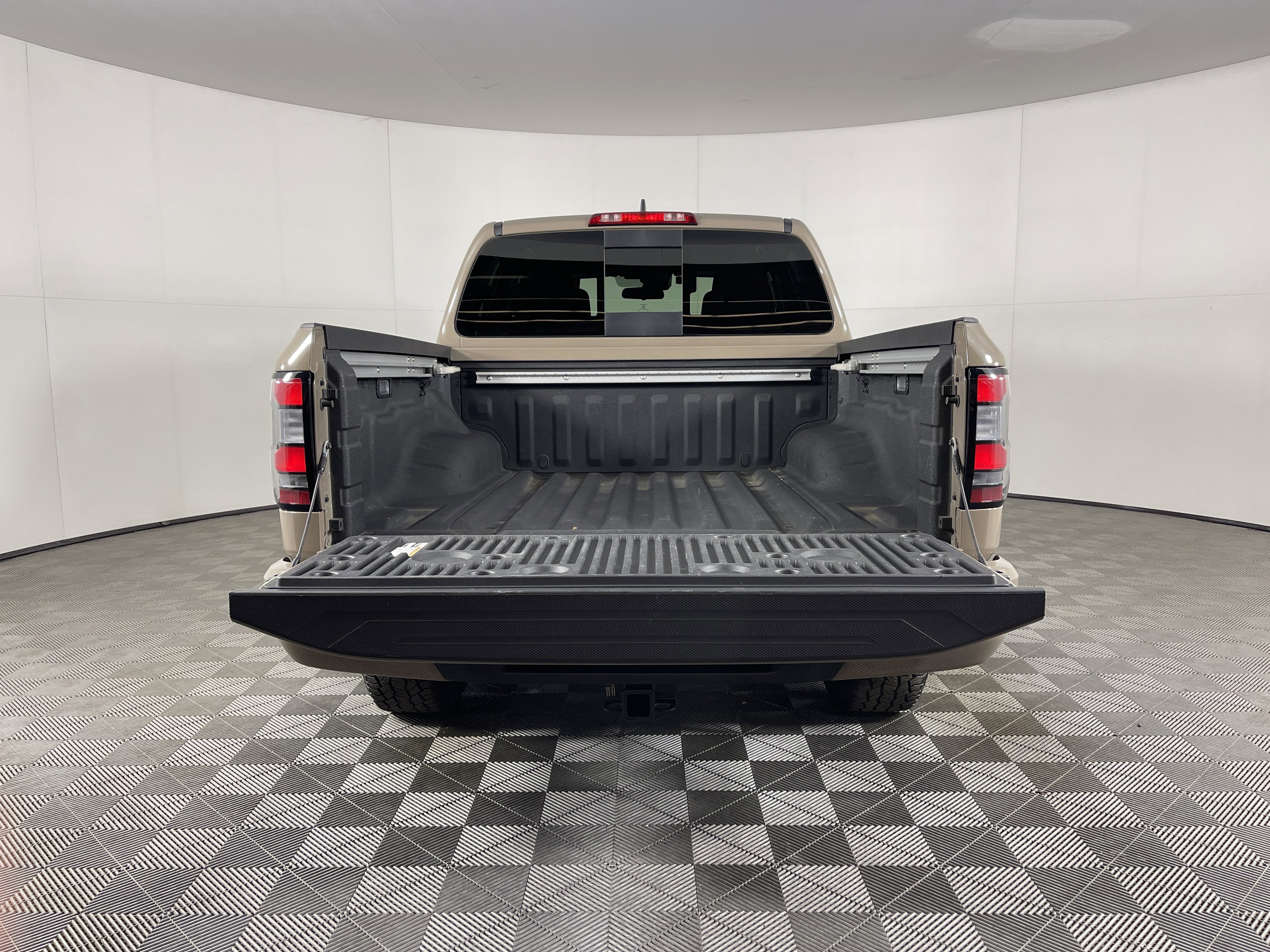 Used 2023 Nissan Frontier PRO-4X w/ Pro Convenience Package image 8