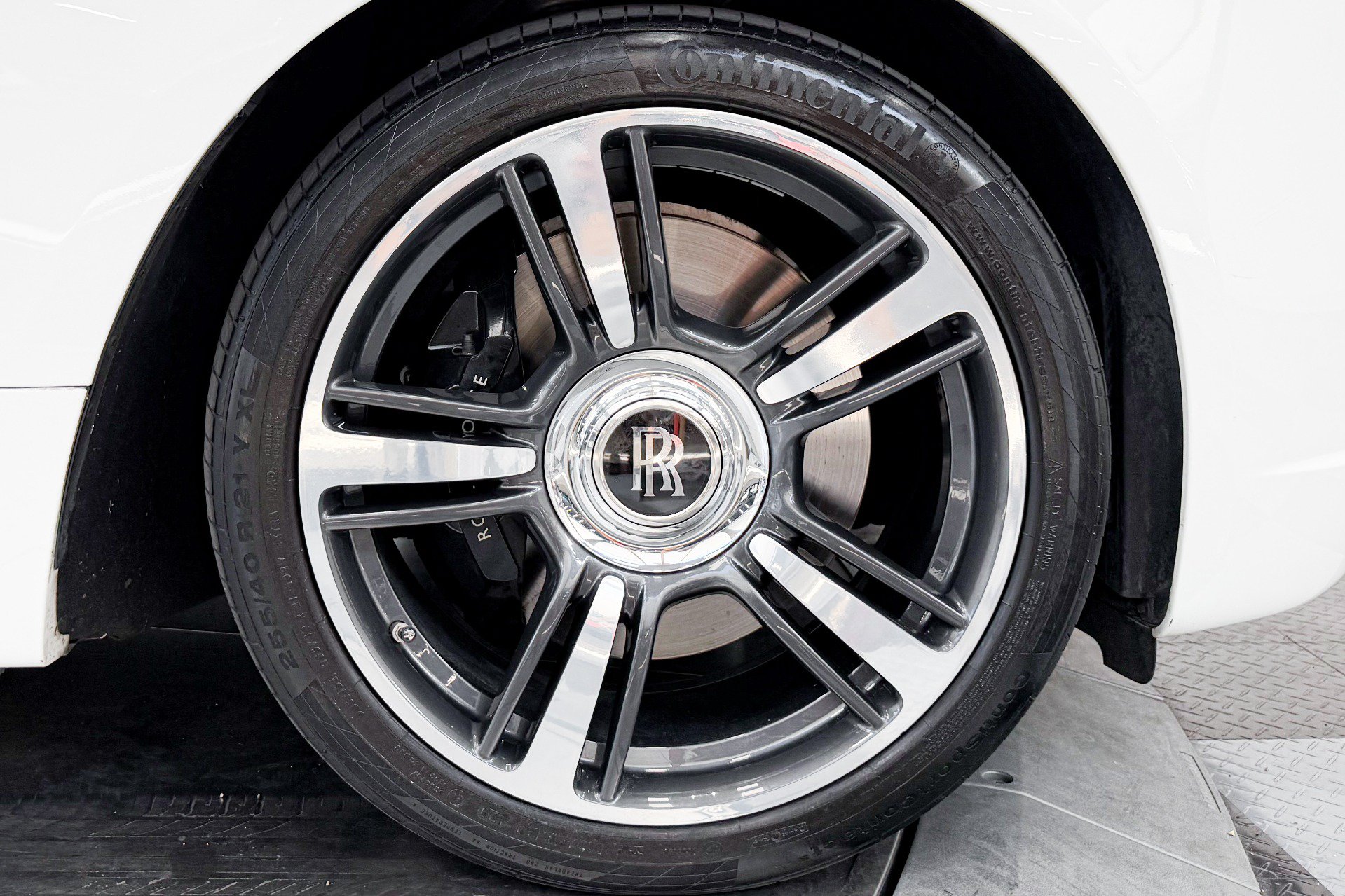 Used 2019 Rolls-Royce Wraith RWD image 33