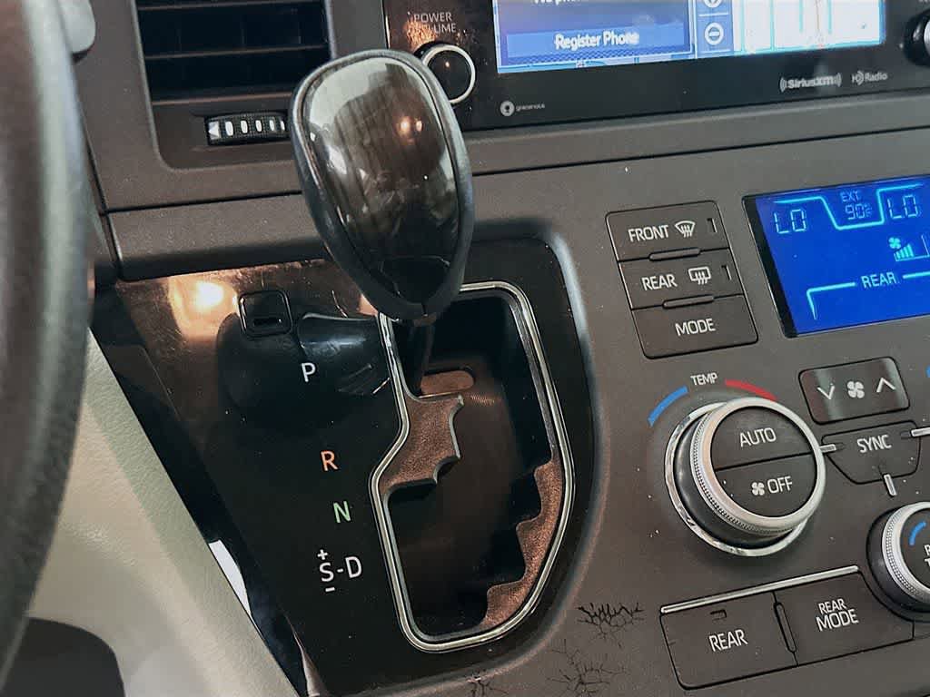 Used 2020 Toyota Sienna XLE w/ XLE Navigation Package FWD image 19
