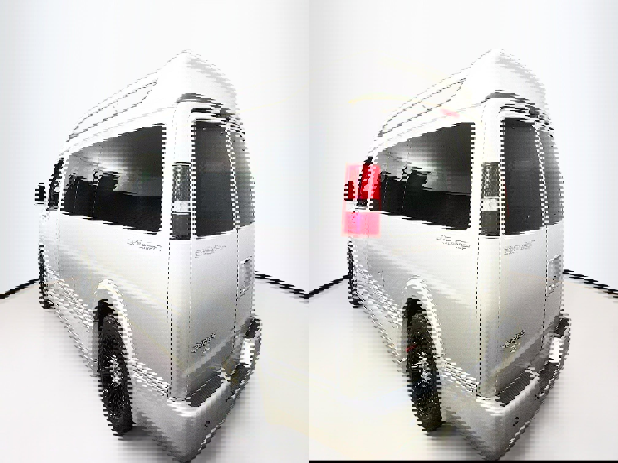 Used 2016 Chevrolet Express 2500 image 10