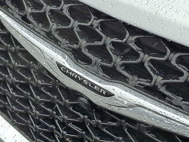 Used 2024 Chrysler Pacifica Touring-L image 28