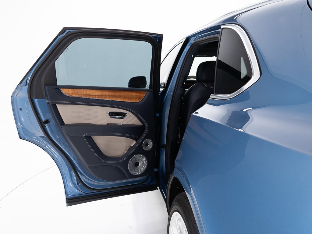 Used 2025 Bentley Bentayga image 21