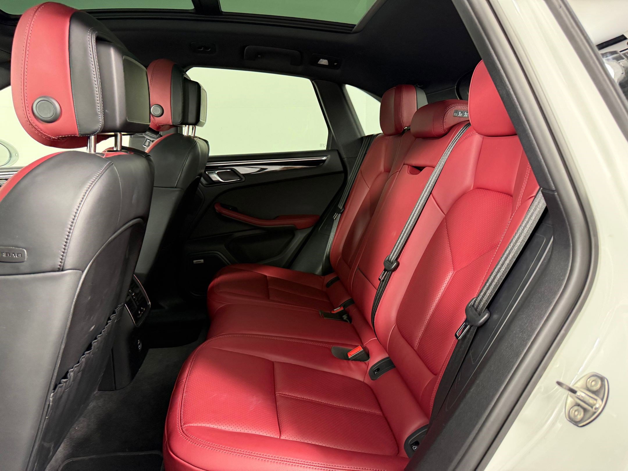 Certified 2022 Porsche Macan image 18