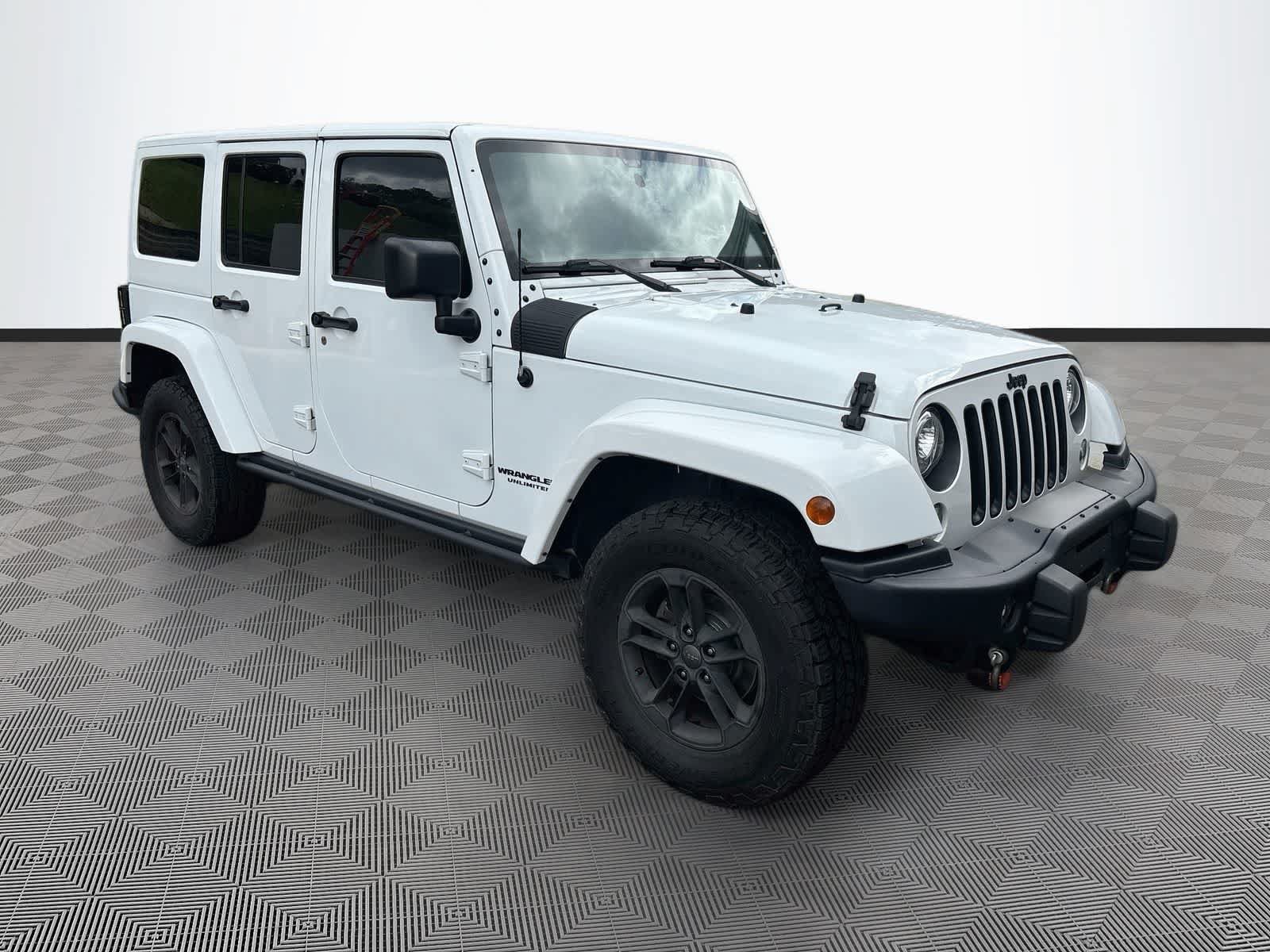 Used 2017 Jeep Wrangler Unlimited Sahara AWD/4WD image 3