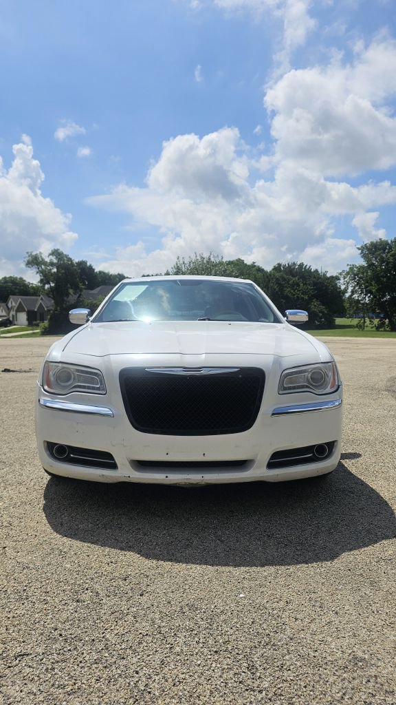 Used 2014 Chrysler 300 C RWD image 3