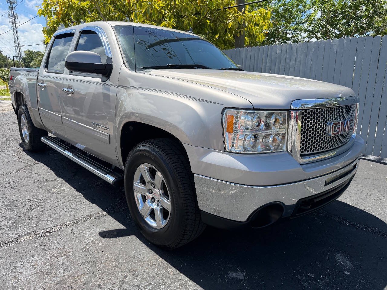 Used 2009 GMC Sierra 1500 SLT w/ Suspension Package, Off-Road AWD/4WD image 1