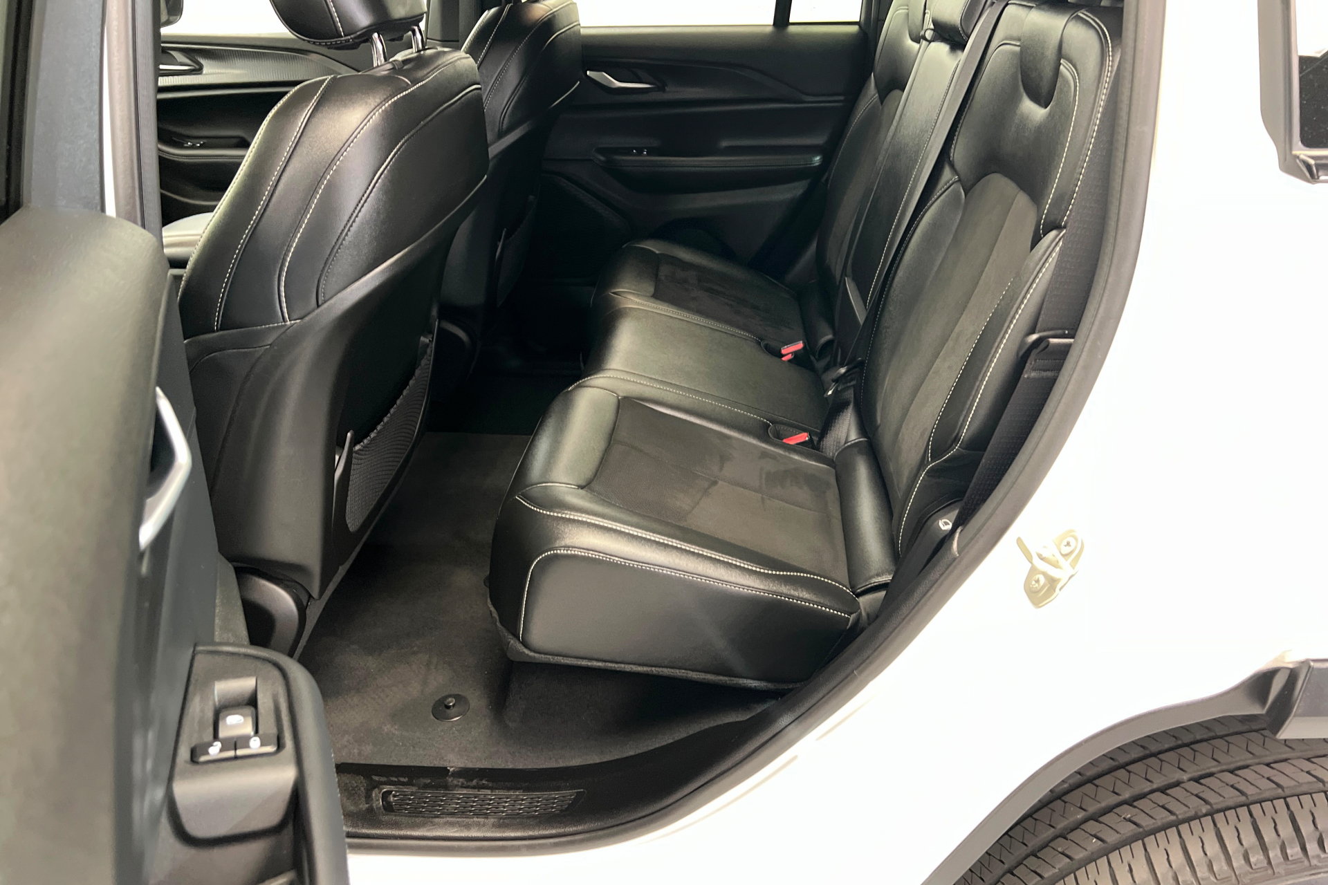 Used 2023 Jeep Grand Cherokee Altitude AWD/4WD image 22