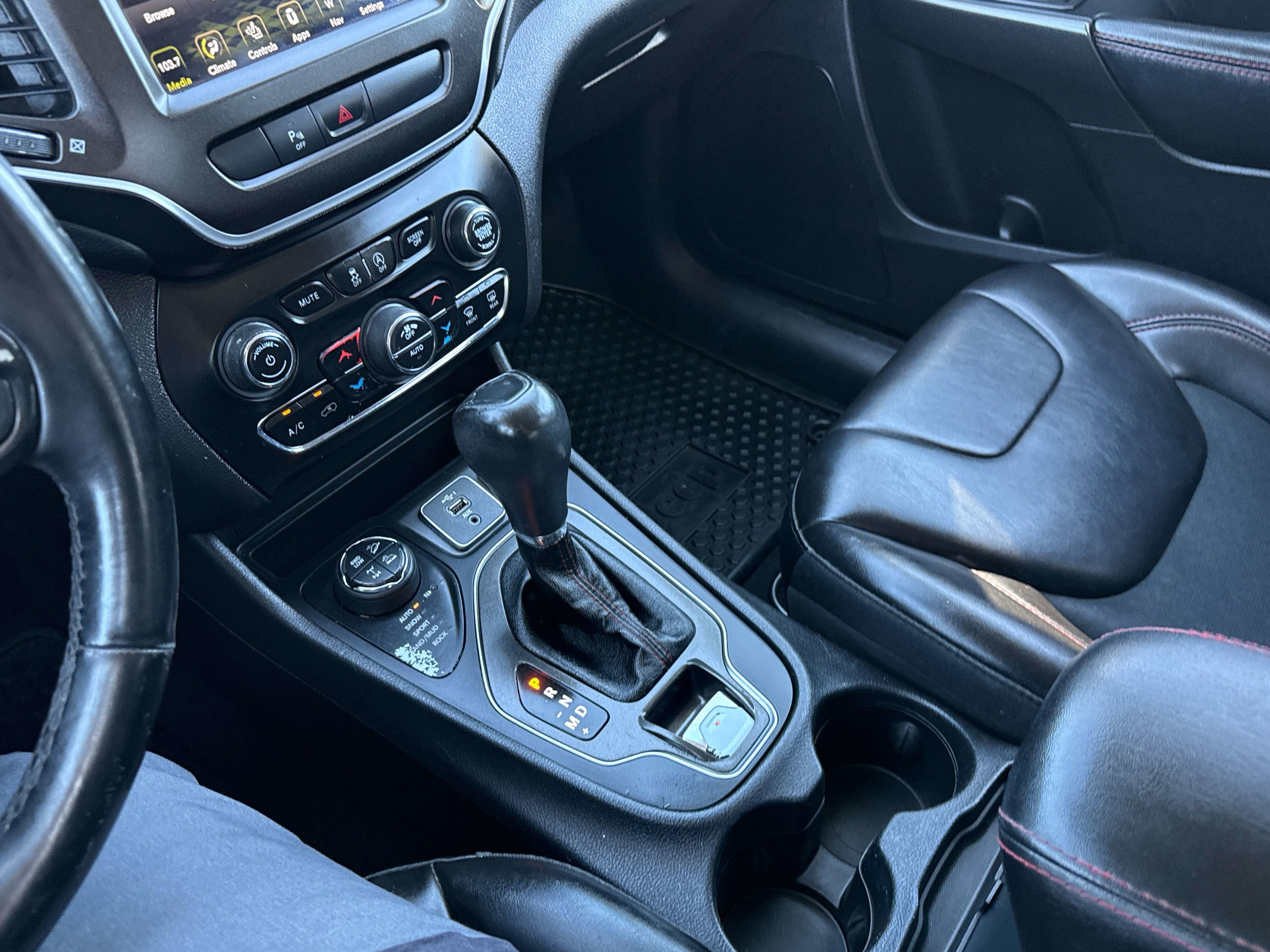 Used 2020 Jeep Cherokee Trailhawk w/ Comfort/Convenience Group AWD/4WD image 18