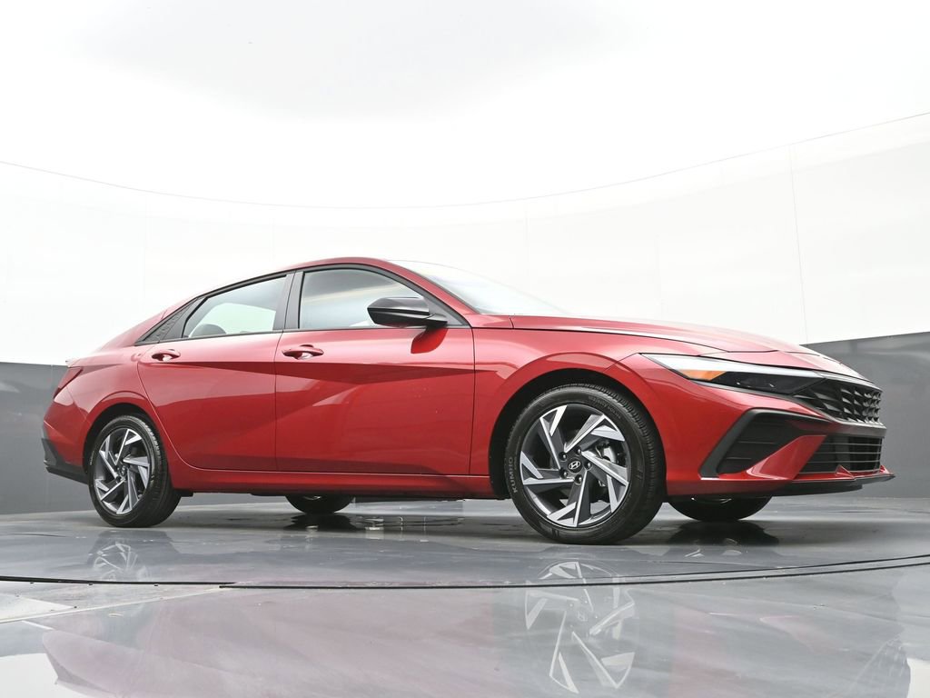 Certified 2025 Hyundai Elantra Sport image 38