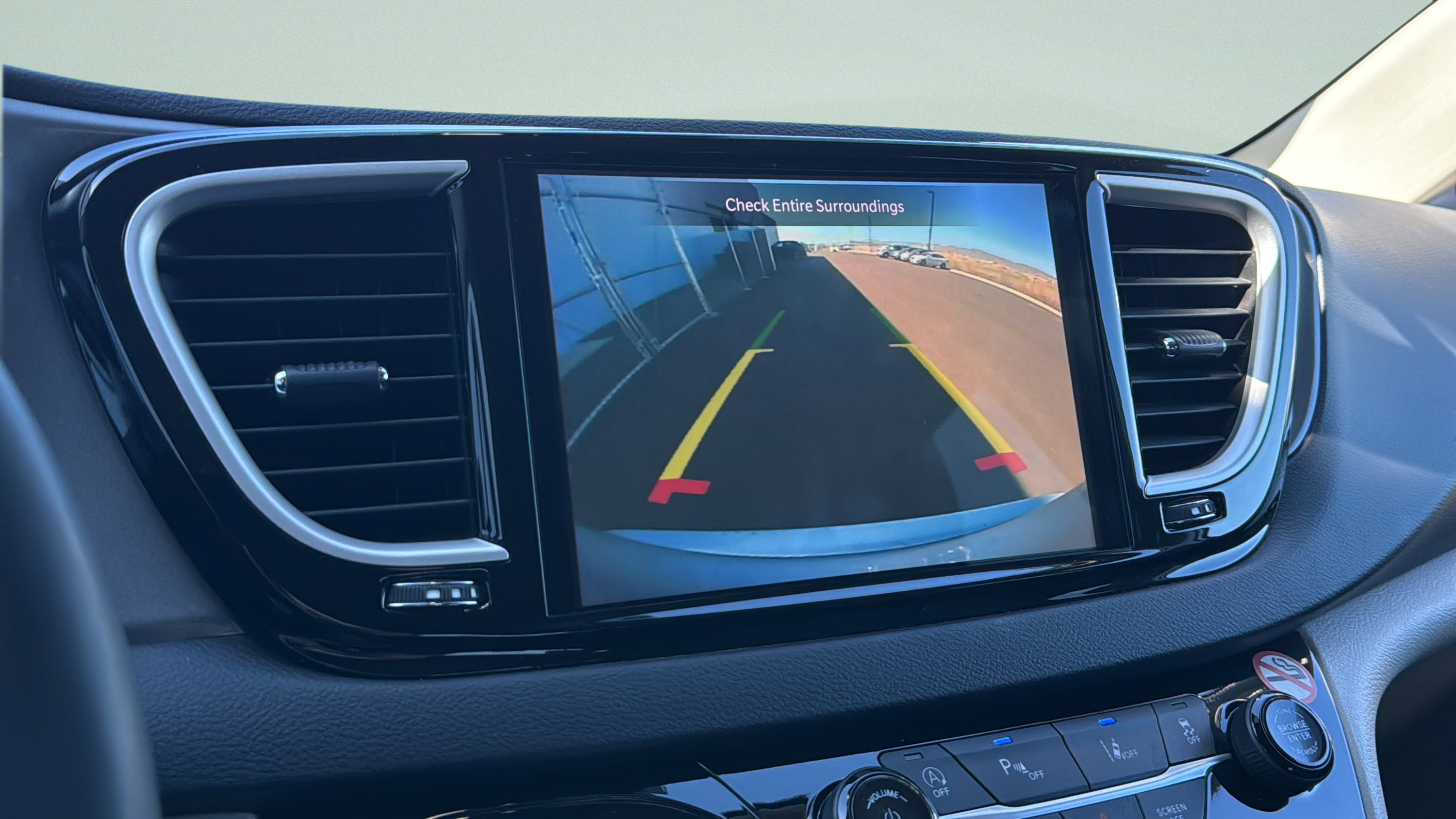 Used 2023 Chrysler Pacifica Touring-L image 16