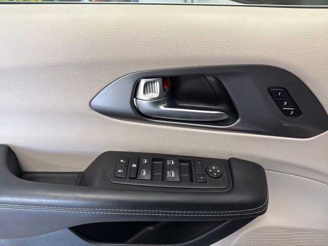 Used 2023 Chrysler Pacifica Touring-L FWD image 23