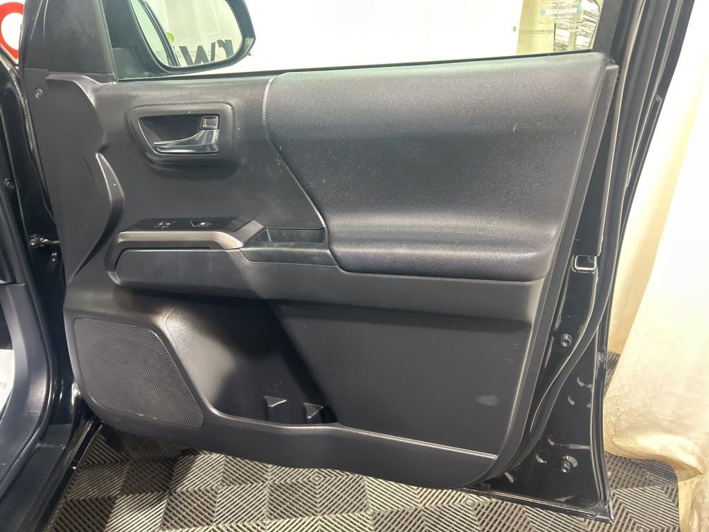 Used 2022 Toyota Tacoma TRD Off-Road AWD/4WD image 11