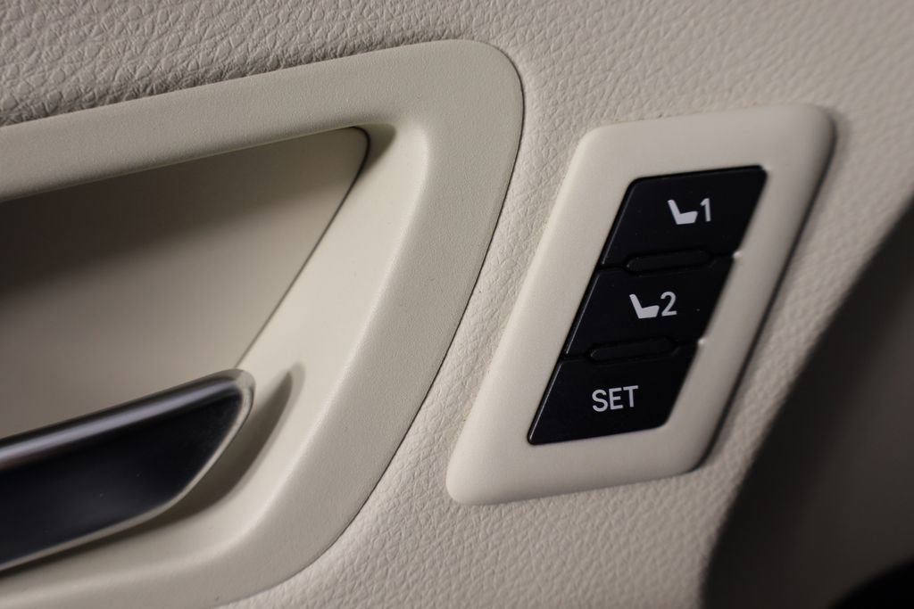 Used 2024 Toyota Sienna Platinum image 24