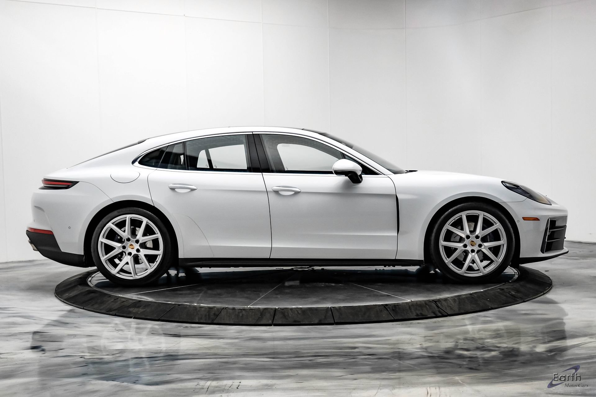 Used 2025 Porsche Panamera w/ Premium Package image 18