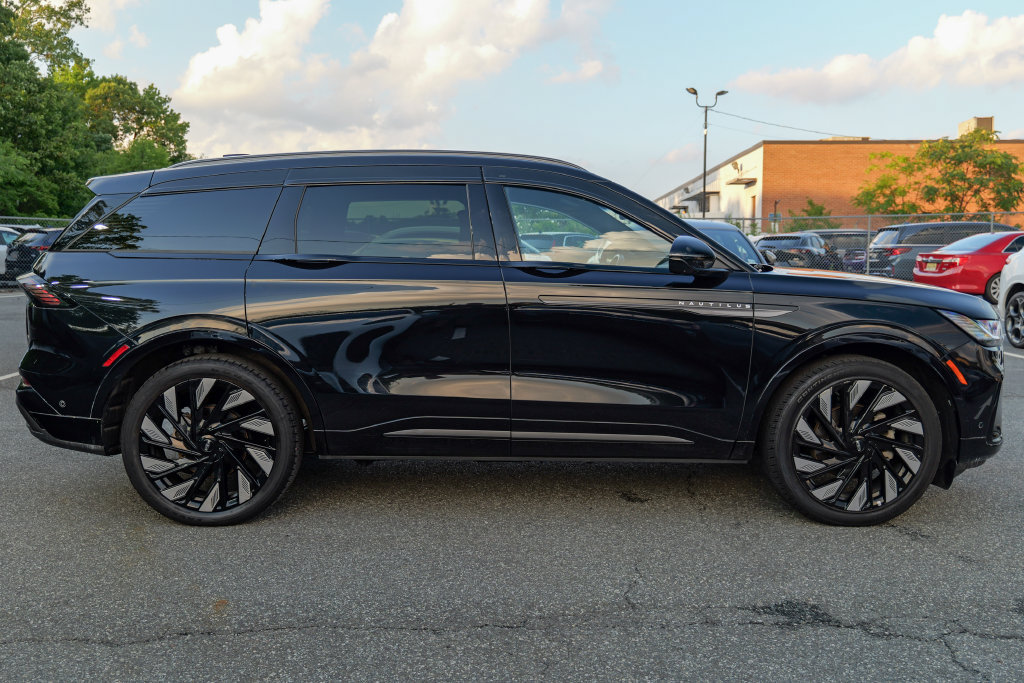 Used 2024 Lincoln Nautilus Reserve w/ Jet Appearance Package (87T) AWD/4WD image 8