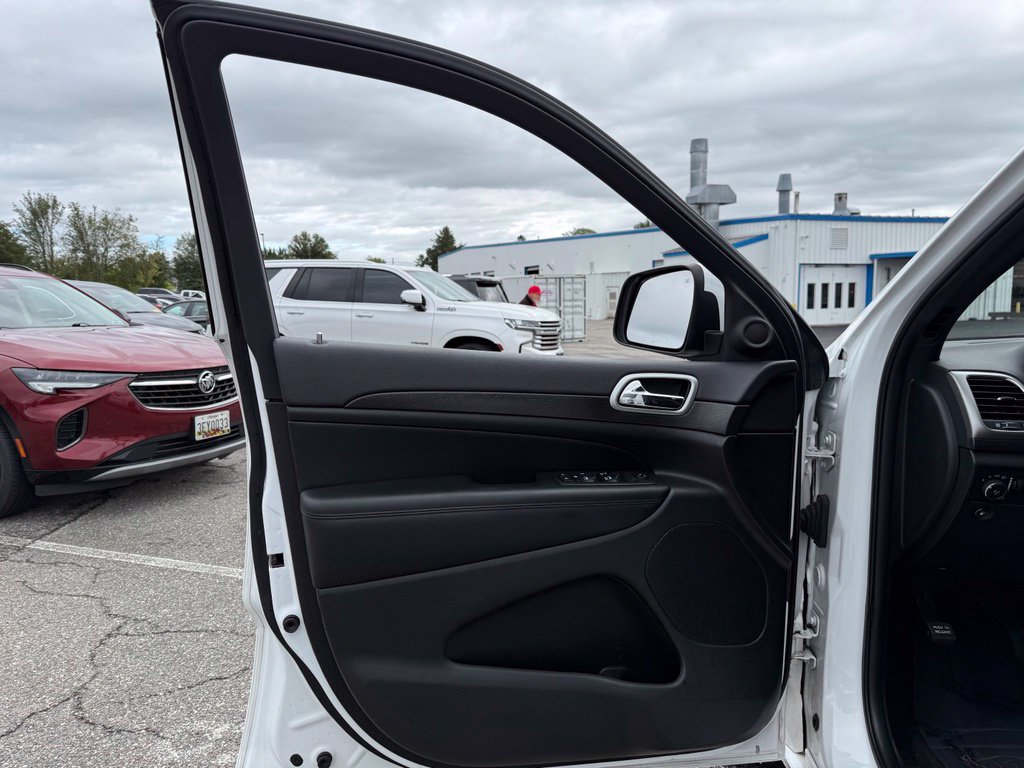 Used 2018 Jeep Grand Cherokee Altitude RWD image 19