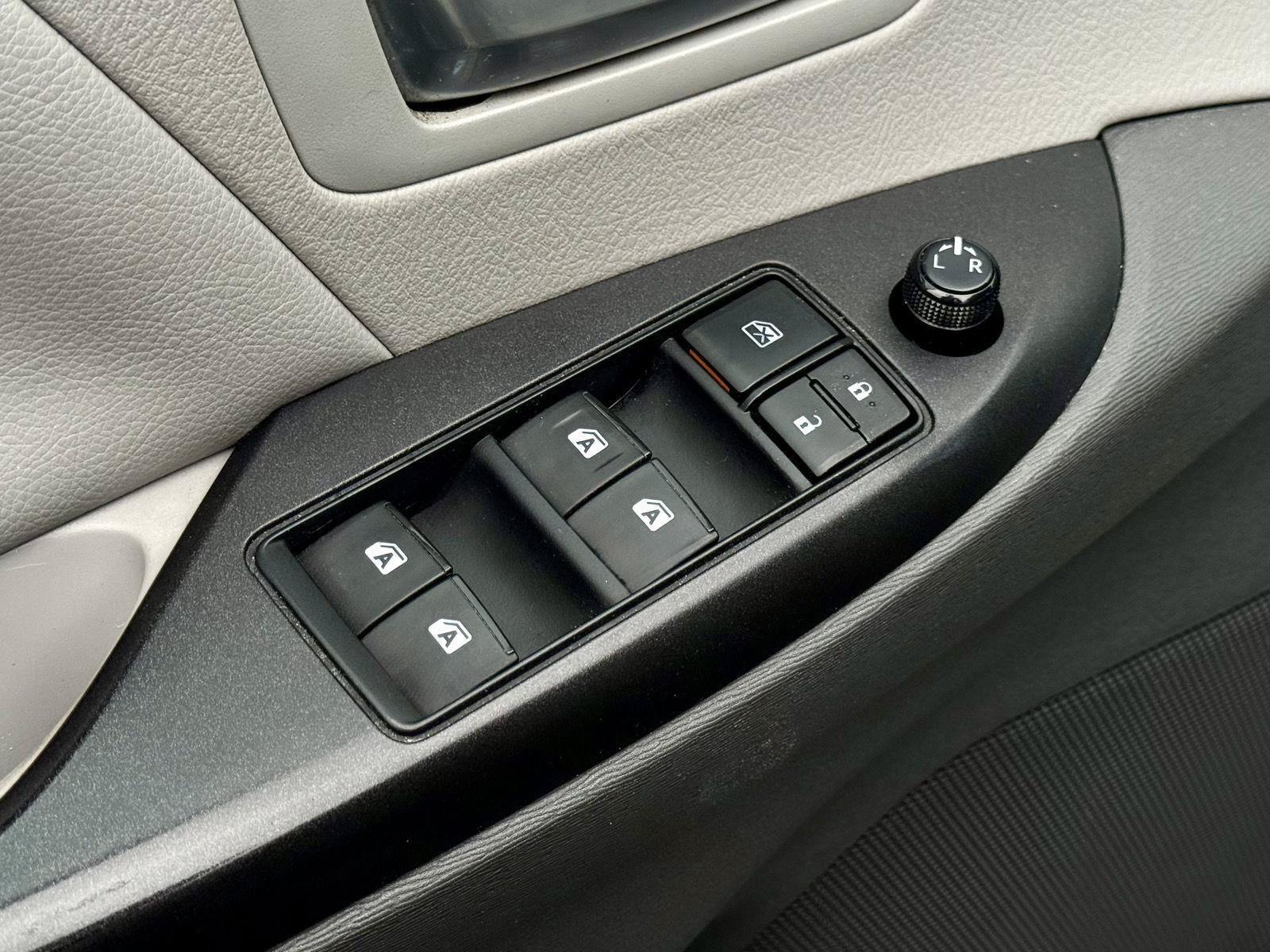Used 2015 Toyota Sienna LE FWD image 12