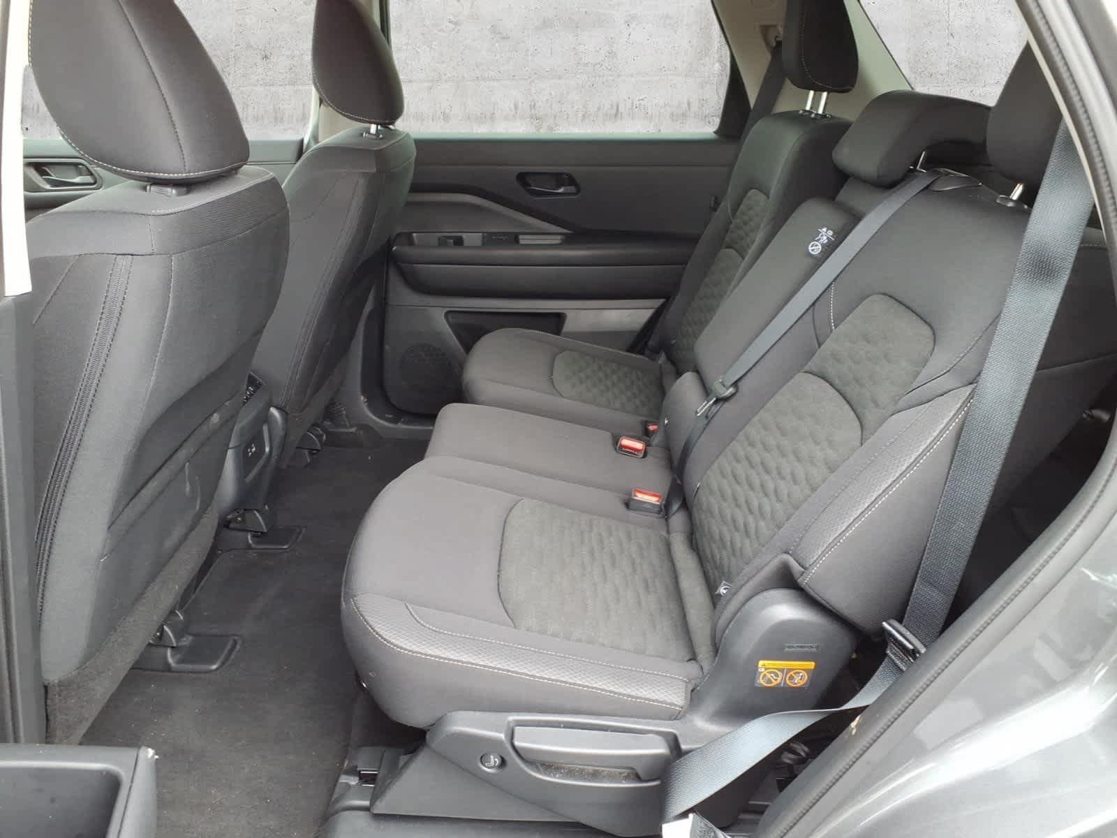 Used 2025 Nissan Pathfinder SV AWD/4WD image 7
