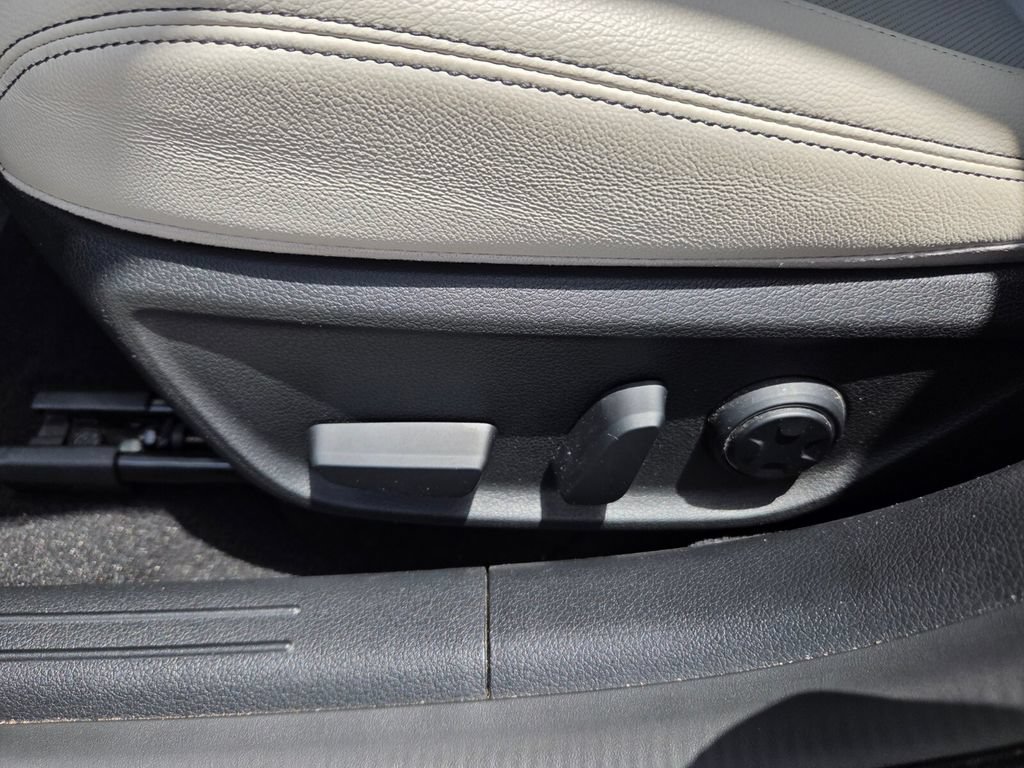 Used 2025 Genesis G70 2.5T RWD image 5