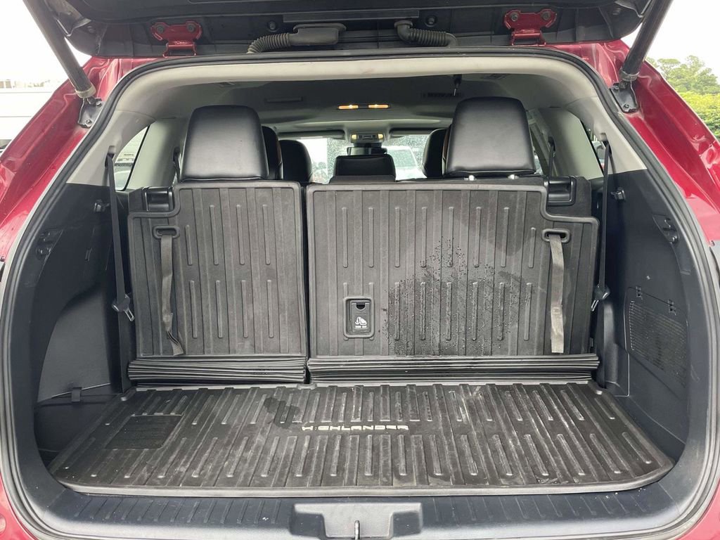 Used 2021 Toyota Highlander XLE AWD/4WD image 10