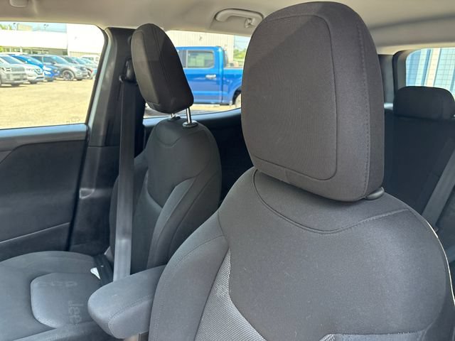 Used 2017 Jeep Renegade Latitude FWD image 9