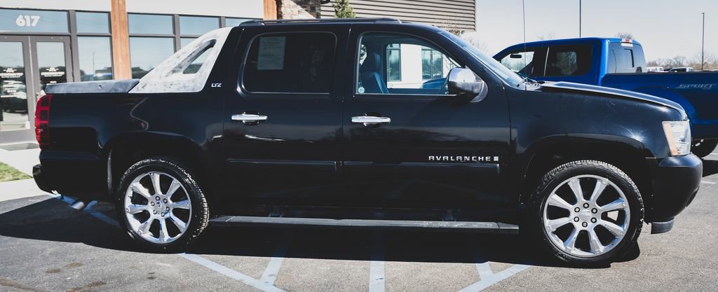 Used 2008 Chevrolet Avalanche LTZ w/ LTZ Preferred Equipment Group AWD/4WD image 24