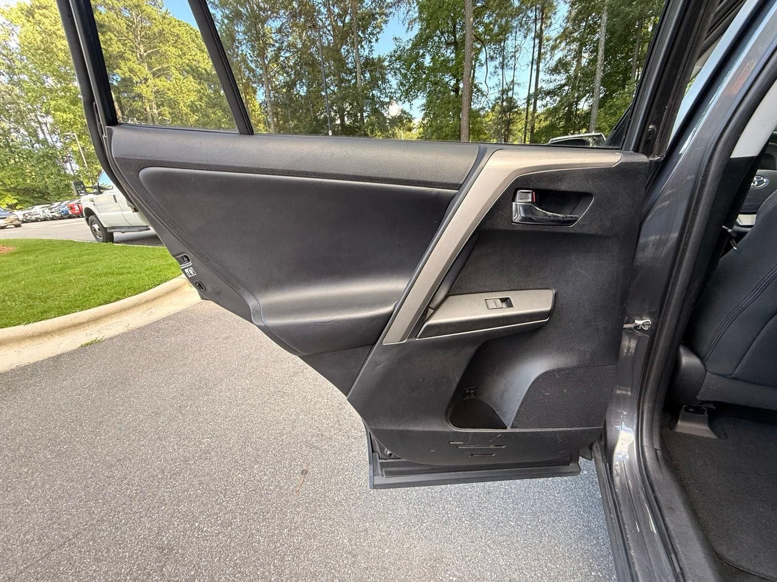Used 2018 Toyota RAV4 XLE AWD/4WD image 26